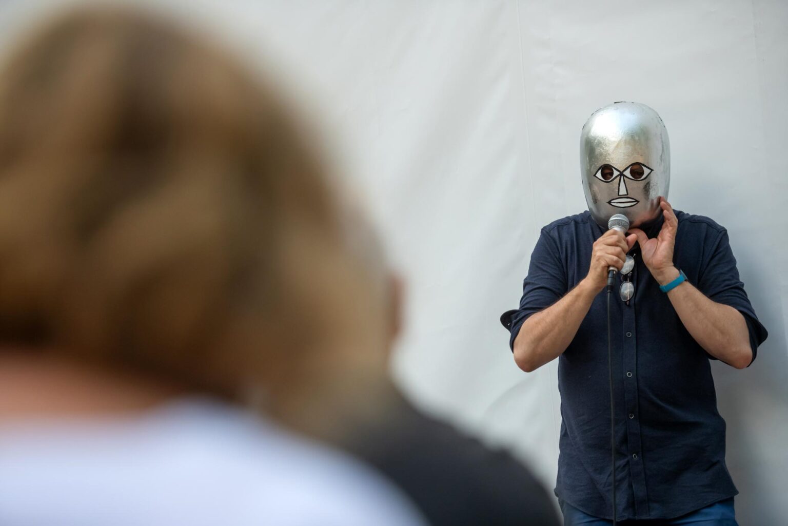 25.08.2019 Weimar: Hitze Kälte Gespräche "Bauhaus und Körper - Bewegung üben" mit Torsten Blume am Hitze Kälte Pavillon im Ilmpark im Rahmen des Kunstfest Weimar. Foto: Thomas Müller