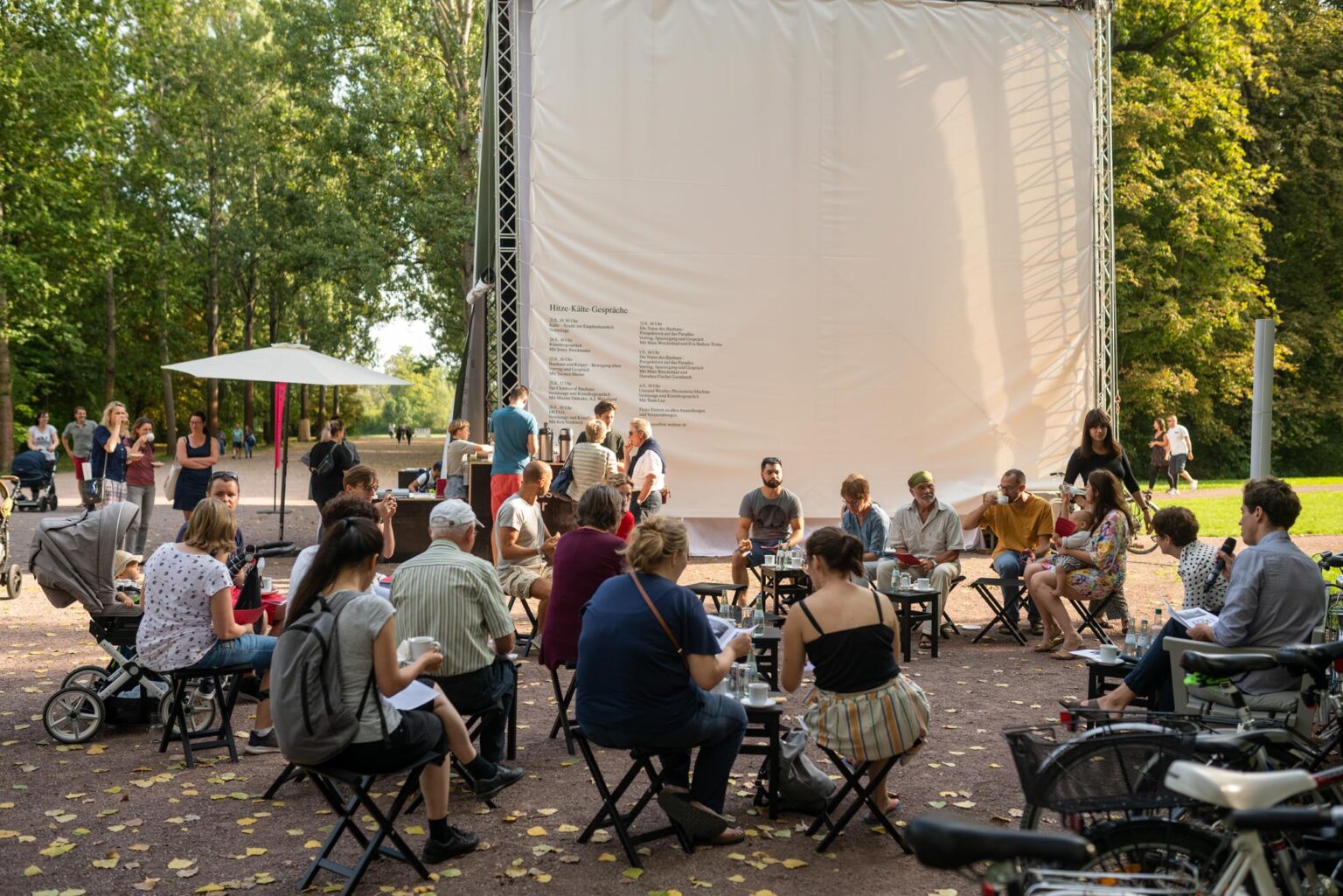 01.09.2019 Weimar: Gespräch mit Dorothea Fischer-Leonhard am tHitze Kälte Apparate Pavillon im Rahmen des Kunstfest Weimar. Foto: Thomas Müller
