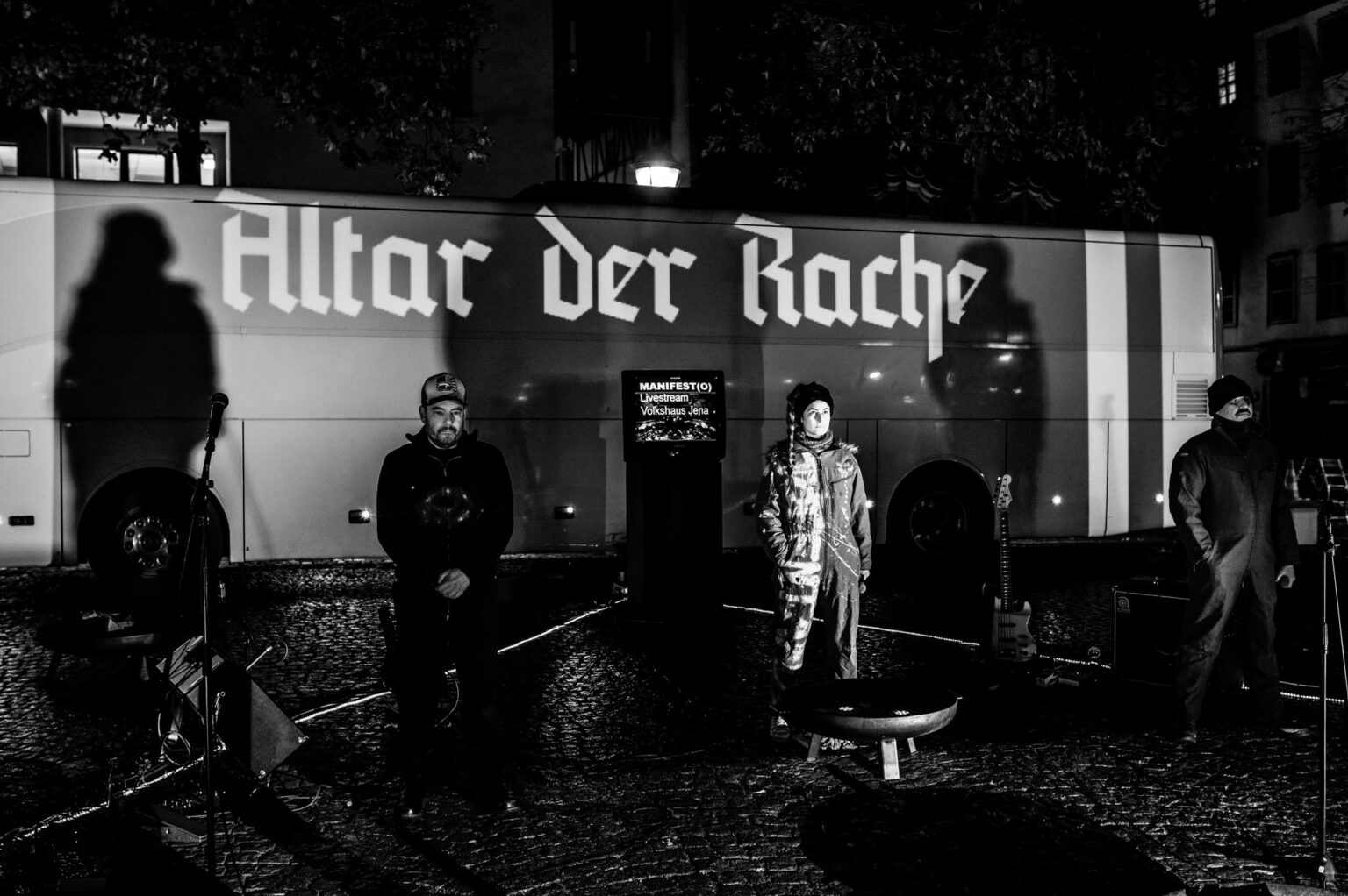30.10.21, Jena: Aufführung der Performance »Der Altar der Rache« von Volkan Türeli, Mateja Meded, Jelena Kuljic und Mirko Borscht. Foto: Candy Welz